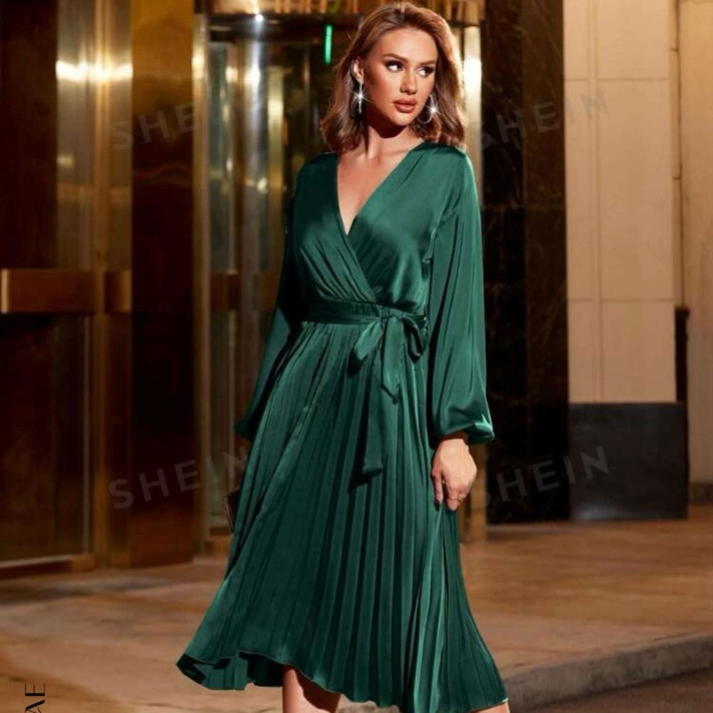 Surplus neck pleated hem belted dress